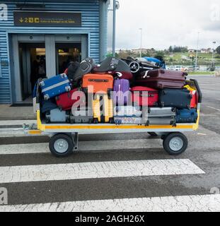 Koffer, Gepäck geladen werden Flughafen aus dem Flugzeug genommen. Stockfoto