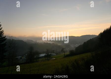 Landschaft der Eifel Deutschland mit Nebel am Abend. Stockfoto