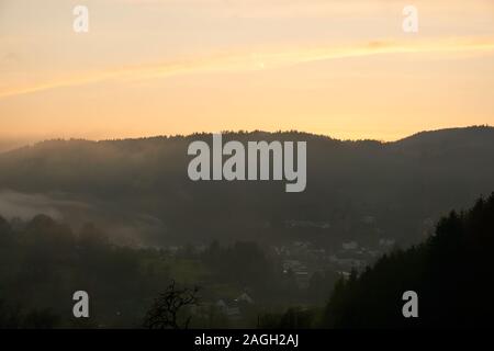 Landschaft der Eifel Deutschland mit Nebel am Abend. Stockfoto