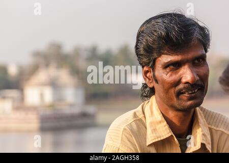 Bhubaneshwar, Orissa, Indien - Februar 2018: Ein ehrendes Nahporträt eines Indianers, der am Ufer des Bindu Sagar-Sees sitzt. Stockfoto