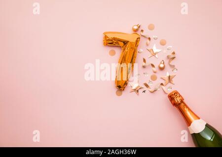 Glücklich 7. Jahrestag Partei. Champagner Flasche mit gold Ballon Nummer. Stockfoto