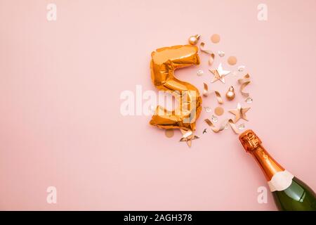 Happy 5th Anniversary Party. Champagner Flasche mit gold Ballon Nummer. Stockfoto