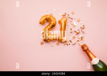 Happy 21 Anniversary Party. Champagner Flasche mit gold Ballon Nummer. Stockfoto