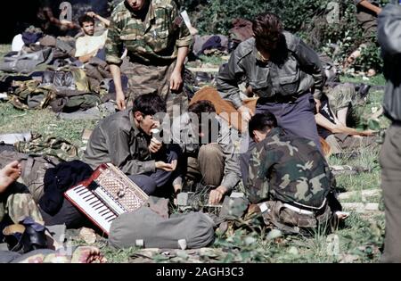 13. August 1993 während des Krieges in Bosnien: BSA (bosnisch-serbischen) Soldaten in der heißen Sonne auf Bjelašnica Berge entspannen Sie sich nach heftigen Kämpfen mit ARBiH Kräfte. Stockfoto