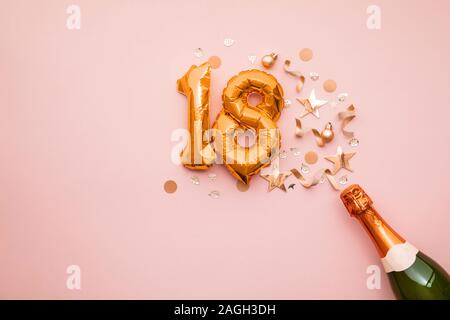 Happy 18 Anniversary Party. Champagner Flasche mit gold Ballon Nummer. Stockfoto