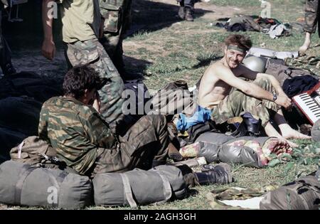 13. August 1993 während des Krieges in Bosnien: BSA (bosnisch-serbischen) Soldaten in der heißen Sonne auf Bjelašnica Berge entspannen Sie sich nach heftigen Kämpfen mit ARBiH Kräfte. Stockfoto