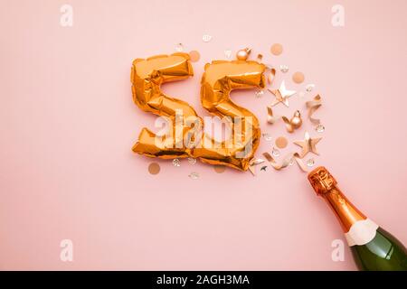 Happy 55th Anniversary Party. Champagner Flasche mit gold Ballon Nummer. Stockfoto