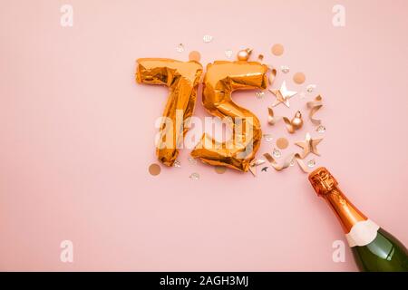 Happy 75th Anniversary Party. Champagner Flasche mit gold Ballon Nummer. Stockfoto