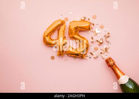 Happy 45th Anniversary Party. Champagner Flasche mit gold Ballon Nummer. Stockfoto