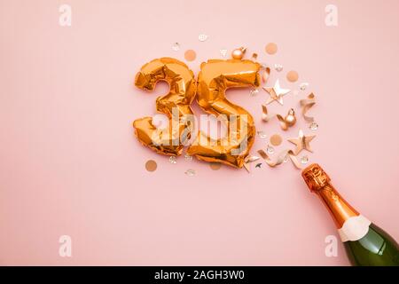 Happy 35th Anniversary Party. Champagner Flasche mit gold Ballon Nummer. Stockfoto