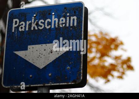 Blaues Verkehrsschild in München mit bunten Bäumen am Verschwommener Hintergrund in Deutschland Stockfoto