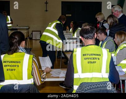 Bundeswahlleiters Personal zählen Stimmzettel, allgemeine Wahl zählen 2019, East Lothian, Schottland, Großbritannien Stockfoto