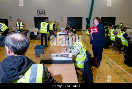 Bundeswahlleiters personal Zählen der Stimmzettel mit Scottish Labour Party Unterstützer beobachten, allgemeine Wahl zählen 2019, East Lothian, Schottland, Großbritannien Stockfoto