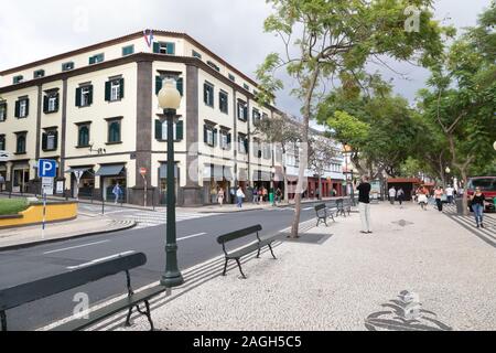 Menschen zu Fuß auf der Avenida Arriaga Boulevard in der Innenstadt von Funchal, Madeira, Portugal Stockfoto