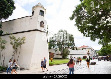 Menschen zu Fuß von Sao Lourenco Festung, Funchal, Madeira, Portugal Stockfoto