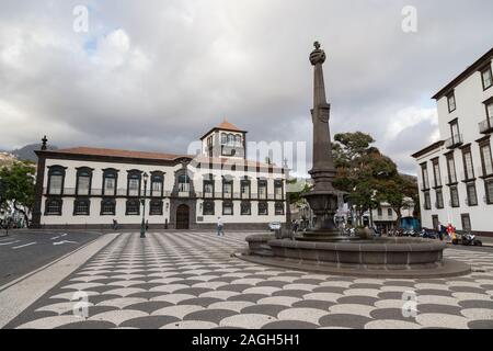 Stadtbild der Townsquare entfernt Praca do Municipio in Funchal, Madeira, mit Rathaus Stockfoto