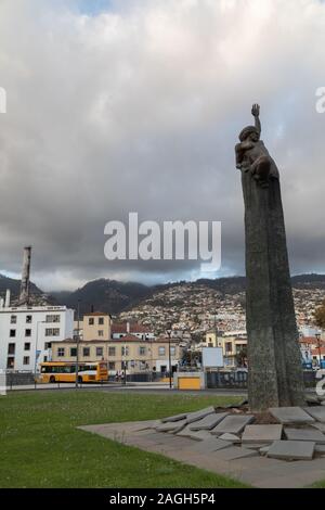 Blick über Praca da Autonomia (Autonomie) und die Stadt Funchal. Das Denkmal erstellt von Ricardo Velosa feiert die Autonomie von Madeira. Stockfoto