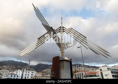 Die "Air Force begrüßt Sie nach Funchal" Skulptur an der Marina-Promenade in Funchal, Madeira Stockfoto