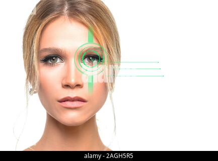 Porträt einer Frau, die durch die Sicherheit System gescannt. Face ID-Konzept mit kopieren. Nähe zu sehen. Stockfoto