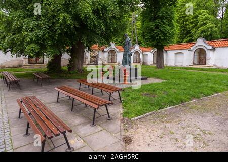 Innenhof der Römisch-katholischen Kirche nach dem Aufruf des Heiligen Josef, Sandomierz, Polen. Stockfoto