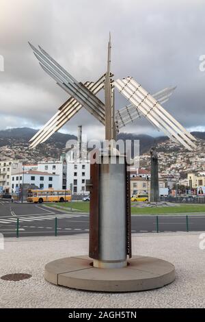 Die "Air Force begrüßt Sie nach Funchal" Skulptur an der Marina-Promenade in Funchal, Madeira Stockfoto