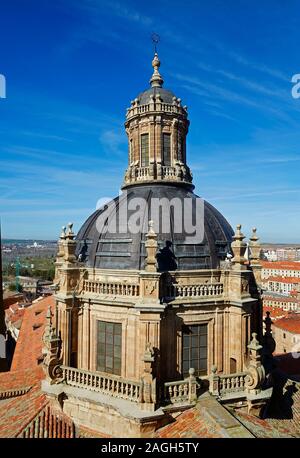 Skyline der Clerecia Universität Gebäude Kuppel in Salamanca unter blauem Himmel mit Skyline von Salamanca Stockfoto