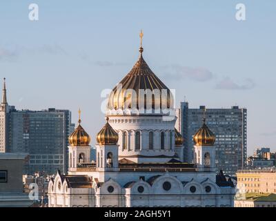 Kathedrale von Christus dem Erlöser umgeben von Gebäuden unter einem Blauer Himmel in Moskau Stockfoto