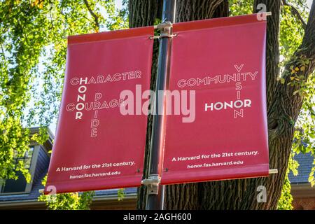 CAMBRDIGE, MA/USA, 29. September 2019: Campus Logo und Banner an der Harvard University. Stockfoto