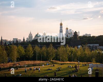 Park in Moskau umgeben von viel Grün mit der Kathedrale von Christus der Erlöser im Hintergrund Stockfoto