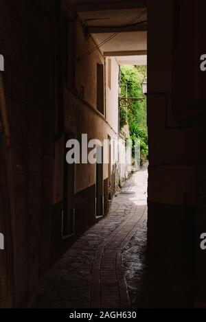 Die dunklen Bogen im Italienischen Haus. Typische italienische Gasse. Stockfoto