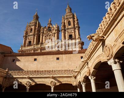 Fassade des historischen "Universität von Salamanca" aus der "Casa de las Conchas" von Salamanca Stockfoto