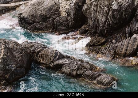 Riesige graue Felsen an der Küste des Mittelmeers in Italien Stockfoto