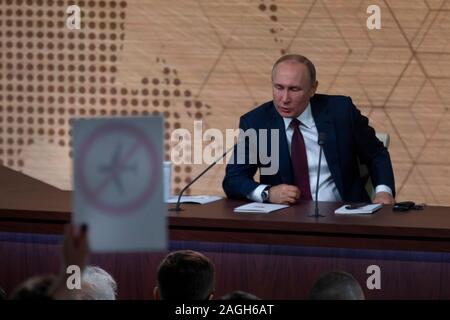 Moskau, Russland. 19 Dezember, 2019 der russische Präsident Wladimir Putin spricht mit den Medien im Verlauf seiner jährlichen Pressekonferenz in Moskau, Russland Stockfoto