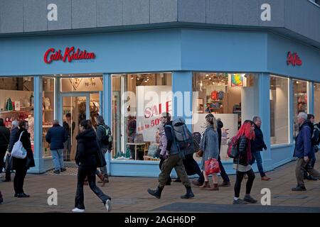 Princes Street, Edinburgh, Schottland, Großbritannien. Dezember 2019. Kath Kidston. Mit weniger als einer Woche bis zum Weihnachtstag die Mehrheit der Geschäfte in der Princes Street zeigen Sale-Schilder mit Rabatten in den Schaufenstern, versuchen, Kunden zu ziehen, um das Geld zu spritzen. Stockfoto