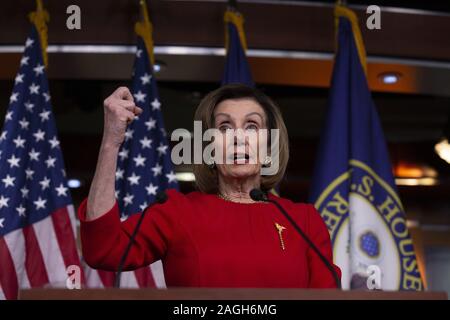 Washington DC, USA. 19. Dez 2019. Sprecher der Vereinigten Staaten des Repräsentantenhauses Nancy Pelosi (Demokrat aus Kalifornien) spricht in ihrer wöchentlichen Pressekonferenz auf dem Capitol Hill in Washington, DC, USA, am Donnerstag, 19. Dezember 2019. Letzte Nacht, das Repräsentantenhaus genehmigt zwei Artikel Amtsenthebungsverfahren gegen den Präsidenten der Vereinigten Staaten Donald J. Trumpf. Credit: Stefani Reynolds/CNP/ZUMA Draht/Alamy leben Nachrichten Stockfoto