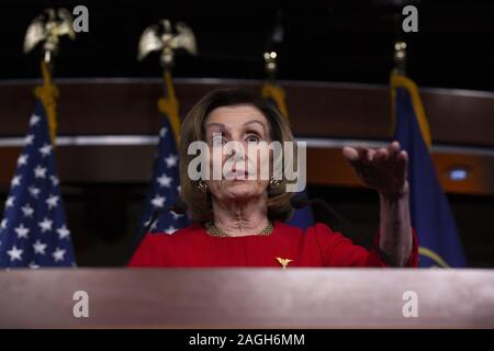 Washington DC, USA. 19. Dez 2019. Sprecher der Vereinigten Staaten des Repräsentantenhauses Nancy Pelosi (Demokrat aus Kalifornien) spricht in ihrer wöchentlichen Pressekonferenz auf dem Capitol Hill in Washington, DC, USA, am Donnerstag, 19. Dezember 2019. Letzte Nacht, das Repräsentantenhaus genehmigt zwei Artikel Amtsenthebungsverfahren gegen den Präsidenten der Vereinigten Staaten Donald J. Trumpf. Credit: Stefani Reynolds/CNP/ZUMA Draht/Alamy leben Nachrichten Stockfoto