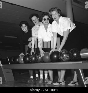 1950, historische, lady Bowlers in einem 10-pin Bowling Alley, USA. Stockfoto