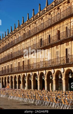 Den Blick auf die Bögen und Balkon auf die Plaza Mayor in Salamanca Stockfoto