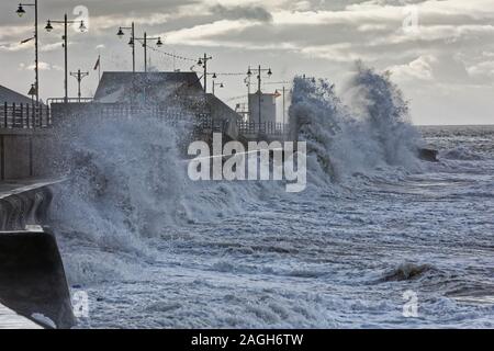 Im Bild: Wellen gegen die Promenade Wand in Porthcawl, Wales, UK. Dienstag, 01 Oktober 2019 Re: Schwere Regen und starke Winde, die der Hurrikan Stockfoto