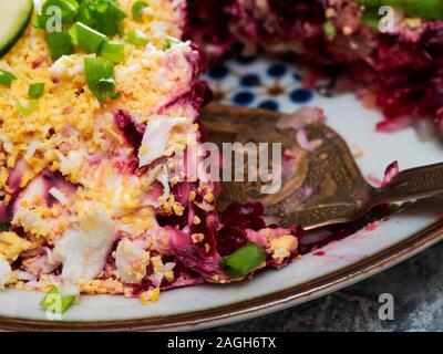 In der Ukraine, einem der beliebtesten Urlaub Gerichte ist ein Salat "Hering unter einem Pelzmantel." Es ist von Leicht gesalzene Heringe, gekochte potat Stockfoto