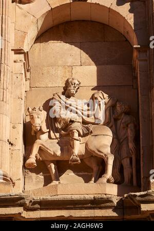 Barocke Statue des Menschen mit dem Pferd an der Fassade der Kirche San Martin de Tours" in Salamanca Stockfoto