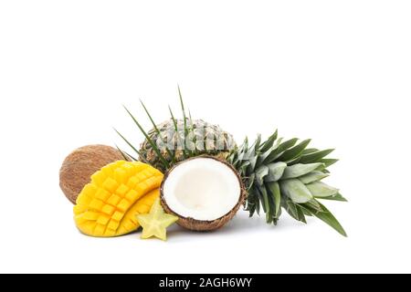 Ananas, Kokos, Mango, Karambolen und Palm Zweig auf weißem Hintergrund Stockfoto