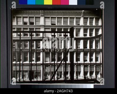 Code: I.A.3. Blick durch die Bars der Notausgang der Säulenhalle Fassade der Lamport Export Company. Zitat/Bezug: CNY #3; Lamport Export Company, 507-511 Broadway, Manhattan. Stockfoto