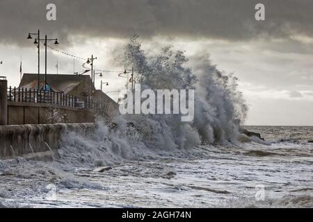 Im Bild: Wellen gegen die Promenade Wand in Porthcawl, Wales, UK. Dienstag, 01 Oktober 2019 Re: Schwere Regen und starke Winde, die der Hurrikan Stockfoto