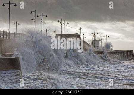 Im Bild: Wellen gegen die Promenade Wand in Porthcawl, Wales, UK. Dienstag, 01 Oktober 2019 Re: Schwere Regen und starke Winde, die der Hurrikan Stockfoto