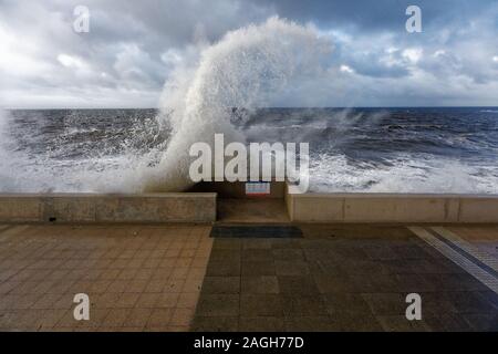 Im Bild: Wellen gegen die Promenade Wand in Porthcawl, Wales, UK. Dienstag, 01 Oktober 2019 Re: Schwere Regen und starke Winde, die der Hurrikan Stockfoto