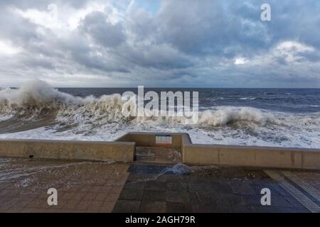 Im Bild: Wellen gegen die Promenade Wand in Porthcawl, Wales, UK. Dienstag, 01 Oktober 2019 Re: Schwere Regen und starke Winde, die der Hurrikan Stockfoto