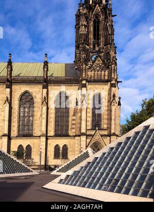 Elisabethenkirche umgeben von viel Grün unter wolkenbehtem Himmel in der Schweiz Stockfoto