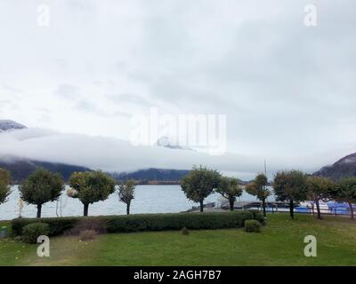 See Thun umgeben von Grün und Felsen in der bedeckt Nebel in der Schweiz Stockfoto