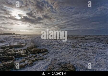 Im Bild: Wellen gegen die Promenade Wand in Porthcawl, Wales, UK. Dienstag, 01 Oktober 2019 Re: Schwere Regen und starke Winde, die der Hurrikan Stockfoto